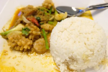 Kızarmış kalamar toz köri