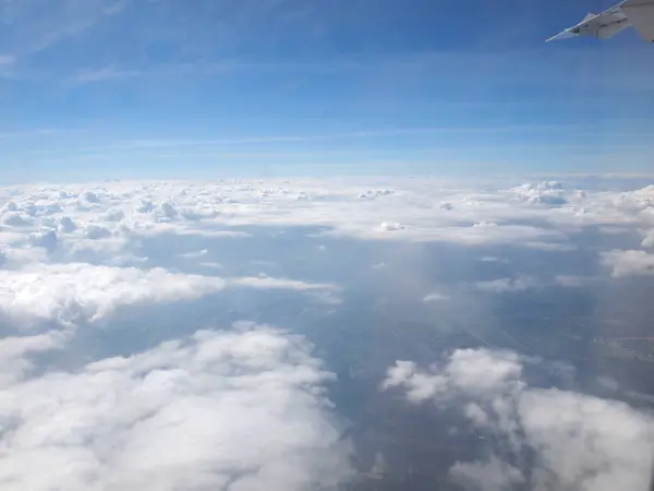 Blauwe Hemel Met Wolken Een Uitzicht Vanuit Vliegtuig Raam — Stockfoto