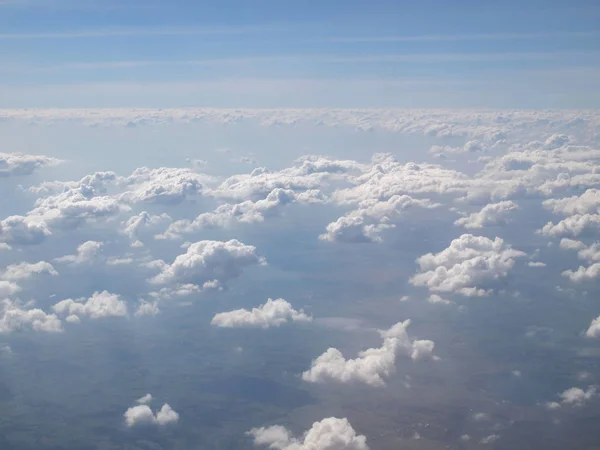 Cielo Azul Con Nubes Una Vista Desde Ventana Del Avión —  Fotos de Stock