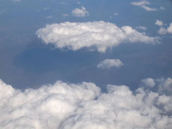 Голубое Небо Облаками Вид Окна Самолета — стоковое фото
