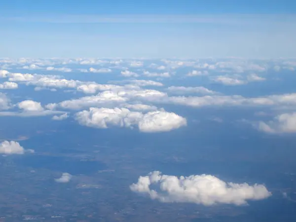 Blå Himmel Med Moln Från Flygplan Fönster — Stockfoto