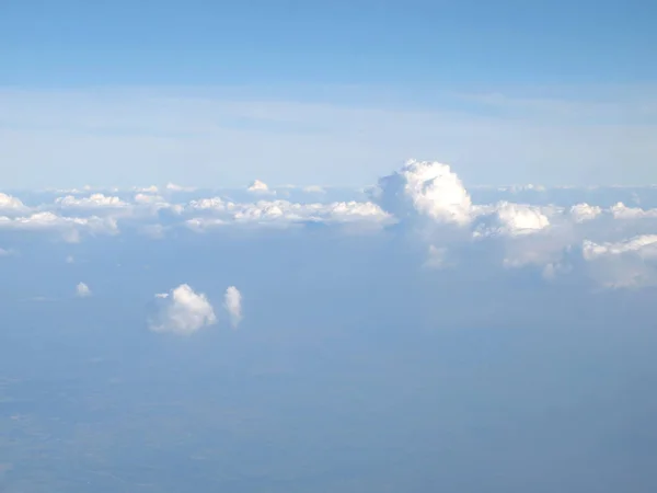 Céu Azul Com Nuvens Uma Vista Janela Avião — Fotografia de Stock