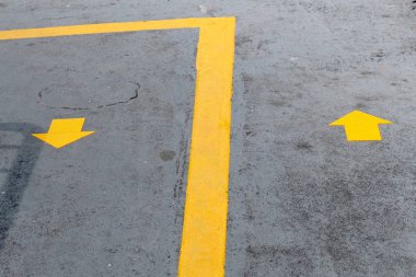 Sarı ok bir yol çizdi. Yön işareti