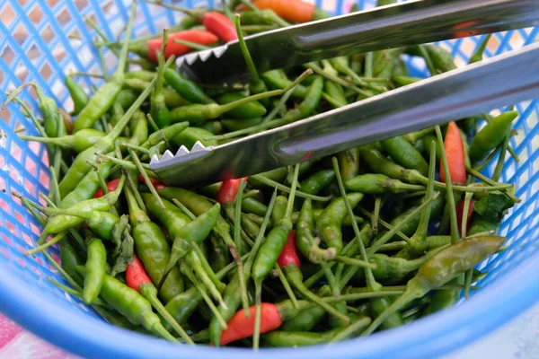 sepet içinde kırmızı ve yeşil biber