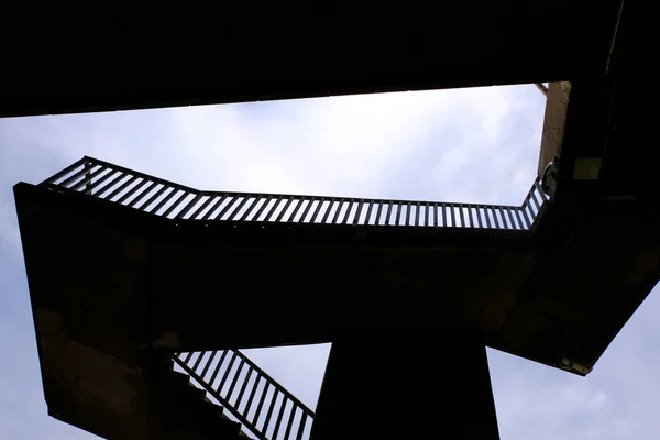 Şehrin Silueti Üstgeçit Merdiven — Stok fotoğraf