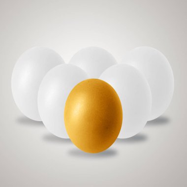 Altın yumurta diğer yumurtaları kahverengi zemin üzerinde farklı