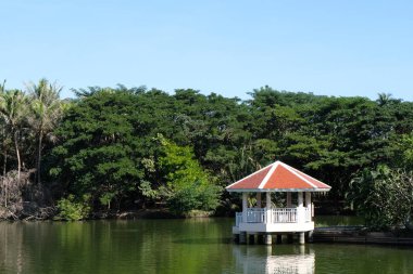 Waterfront Pavilion bahçede
