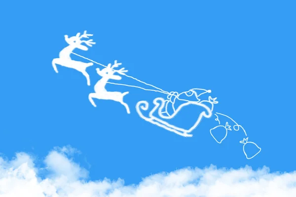 Mraky Tvaru Santa Claus Jízda Saních Modré Obloze — Stock fotografie