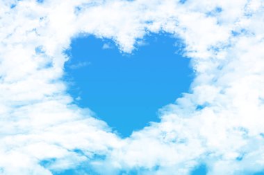 Kalpler bulutlar, aşk kavramı mavi gökyüzü üzerinde şekil
