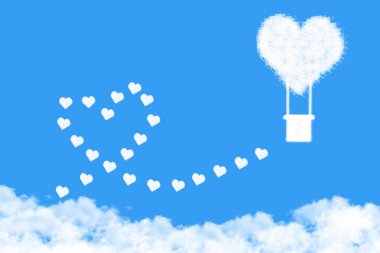 balon kalp şekli bulutlar, aşk kavramı mavi gökyüzü üzerinde