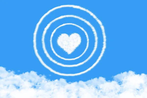 Srdce Tvar Mraků Láska Cílový Koncept Modré Obloze — Stock fotografie