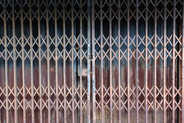 Eski paslı antika slayt çelik kapı