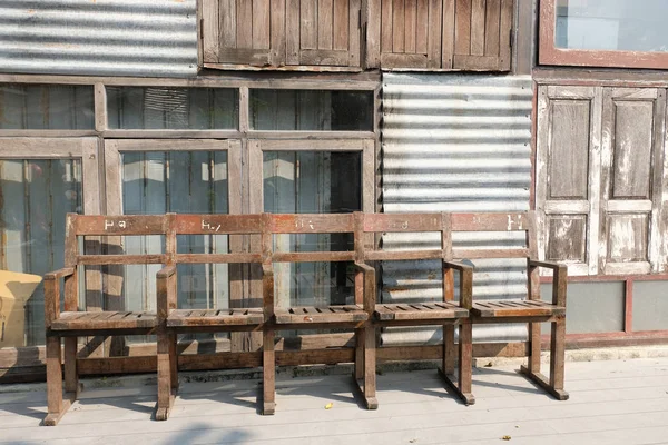 Eski ahşap sandalye. Yaklaş.