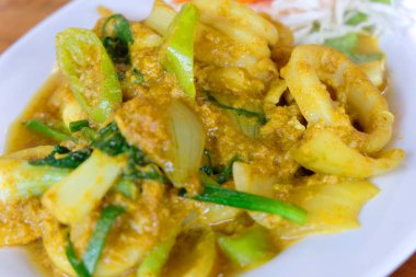 yakın kızarmış kalamar köri tozu , yumuşak odak