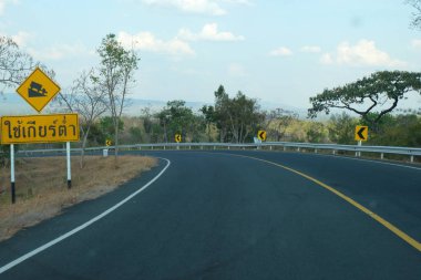 eğri asfalt yol görünümü