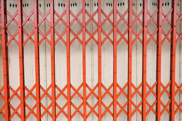 Eski kırmızı paslı antika slayt çelik kapı