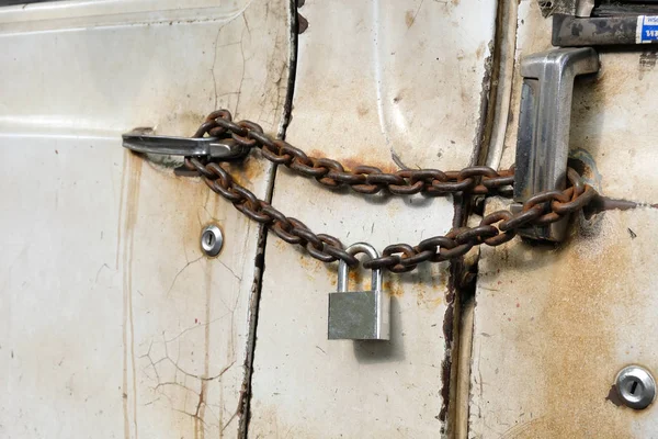 旧的主钥匙是锁在钢门上的 — 图库照片