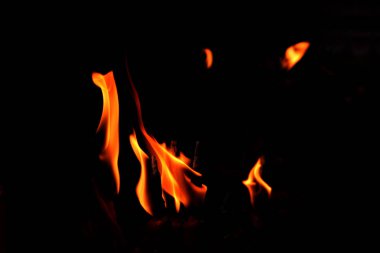 siyah arka plan üzerinde yangın alevler soyut kadar yakın