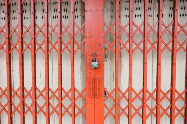 Eski kırmızı paslı antika slayt çelik kapı