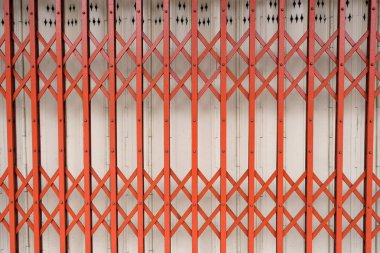 Eski kırmızı paslı antika slayt çelik kapı