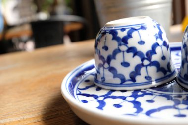 çay fincanı ahşap masada.