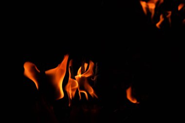 siyah arka plan üzerinde yangın alevler soyut kadar yakın