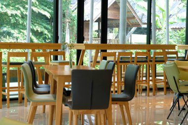 Vazo masanın üstünde.