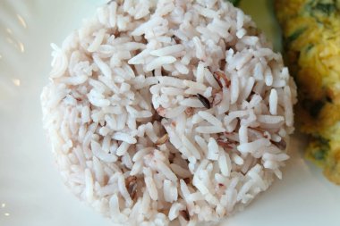 Kahverengi pirinç çanak