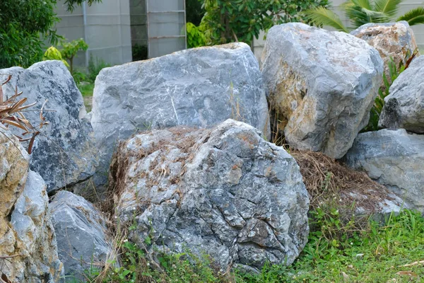 Großer Stein Auf Dem Gras — Stockfoto