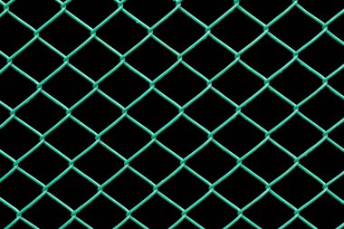 siyah arka plan ile yeşil zincir bağlantı çit