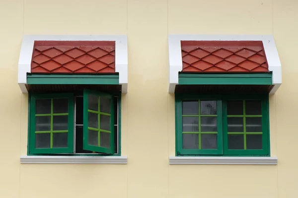 Zöld fa ablakon. Thaiföld hagyományos stílusa — Stock Fotó