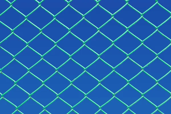 Cerca de elo de cadeia verde com fundo azul — Fotografia de Stock