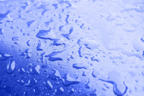 Kropelki wody tekstury na niebieskim tle — Zdjęcie stockowe