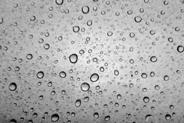 Gri arka planda su damlacıkları dokusu