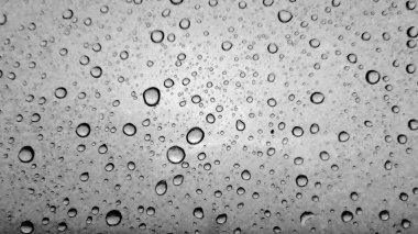 Gri arka planda su damlacıkları dokusu