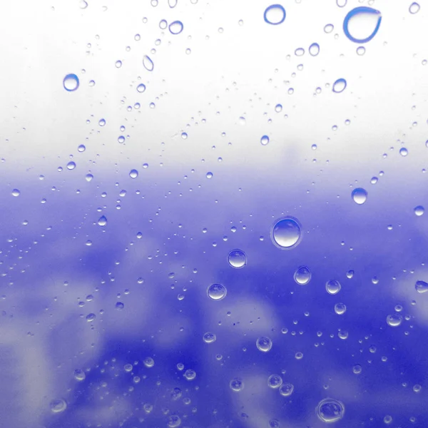 蓝色背景上的水滴纹理 — 图库照片
