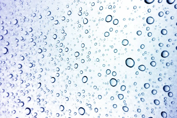 Kapičky vody na modrém pozadí — Stock fotografie