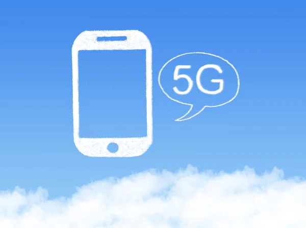 5G mobil telefon felhő alakú kék ég — Stock Fotó