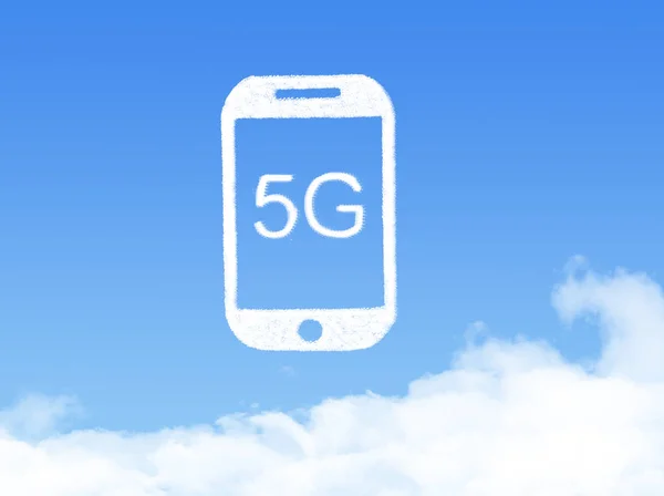 5G forma de nuvem de telefone móvel no céu azul — Fotografia de Stock