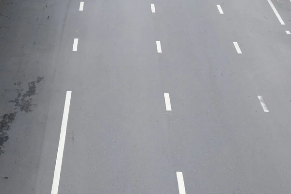 Hvit linje på asfaltvei – stockfoto