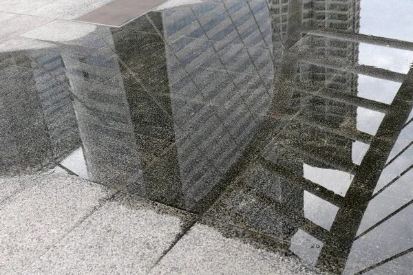 Wazige reflectie schaduw van het gebouw — Stockfoto
