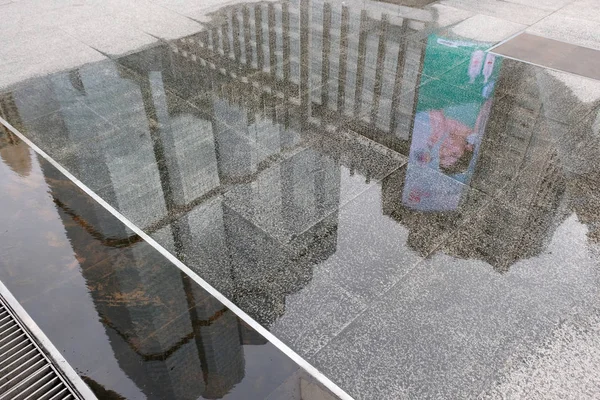 Sombra de reflexão borrada do edifício — Fotografia de Stock