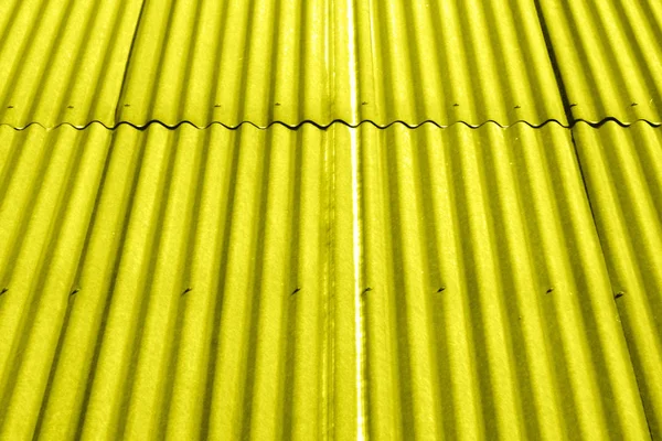 Recinzione vecchia parete di zinco giallo — Foto Stock