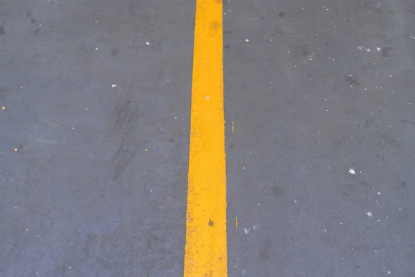 Línea amarilla como marcas de carretera en una calle — Foto de Stock