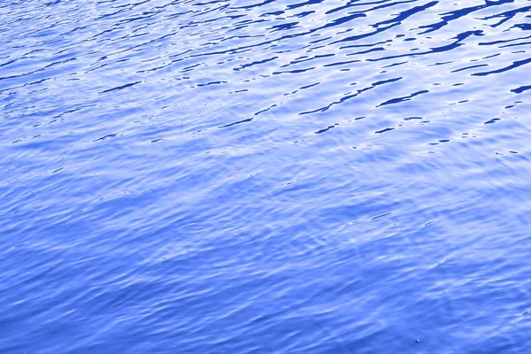 Sininen vesi abstrakti tausta lähikuva — kuvapankkivalokuva