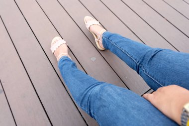 Ahşap arka plan rahatlatıcı WOMANS bacaklar