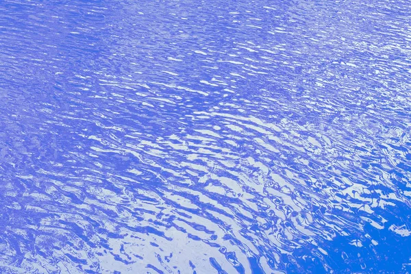 Okyanus suyunu kapat, mavi su dalgalanması dokusu — Stok fotoğraf
