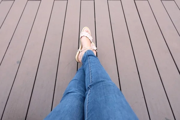 Женские ноги на деревянном фоне расслабляют — стоковое фото