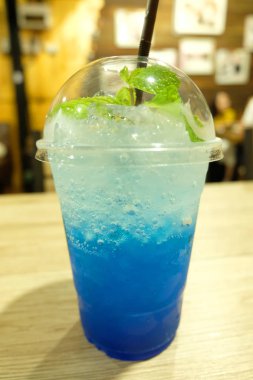 Plastik cam mavi Hawaii kokteyl