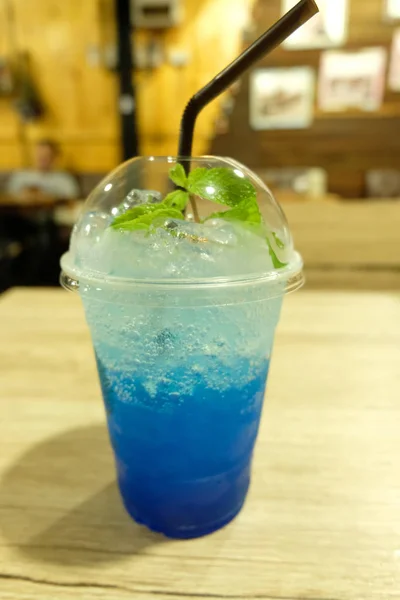 Plastik cam mavi Hawaii kokteyl — Stok fotoğraf